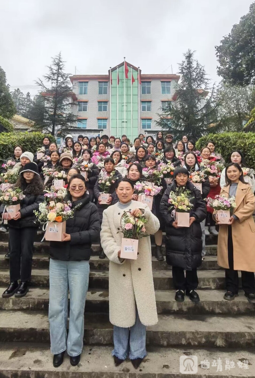 李红(第一排右)组织参与插花沙龙文化活动 李红(第一排右)组织参与插花沙龙文化活动