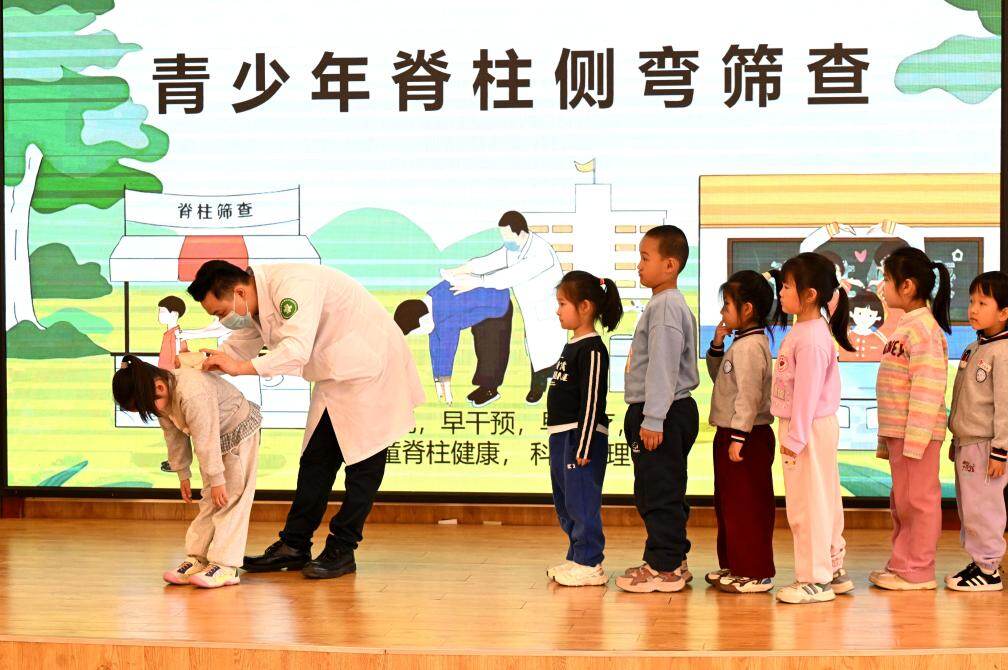 2026年4月7日,在河北省石家庄市新华区柏林幼儿园,专业医护人员为小朋友进行脊柱侧弯筛查。新华社发(陈其保摄) 2026年4月7日,在河北省石家庄市新华区柏林幼儿园,专业医护人员为小朋友进行脊柱侧弯筛查。新华社发(陈其保摄)