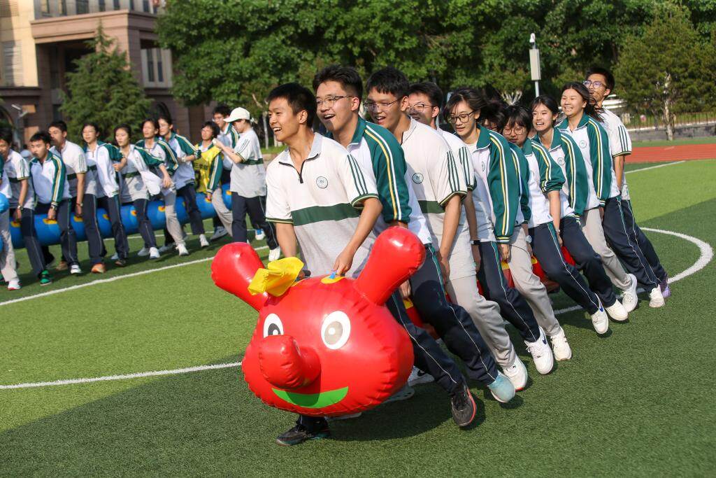 2026年5月27日,在山东省济南第三中学,高三学生进行“毛毛虫赛跑”趣味游戏,通过集体减压活动放松心情。新华社发(郝鑫城摄) 2026年5月27日,在山东省济南第三中学,高三学生进行“毛毛虫赛跑”趣味游戏,通过集体减压活动放松心情。新华社发(郝鑫城摄)