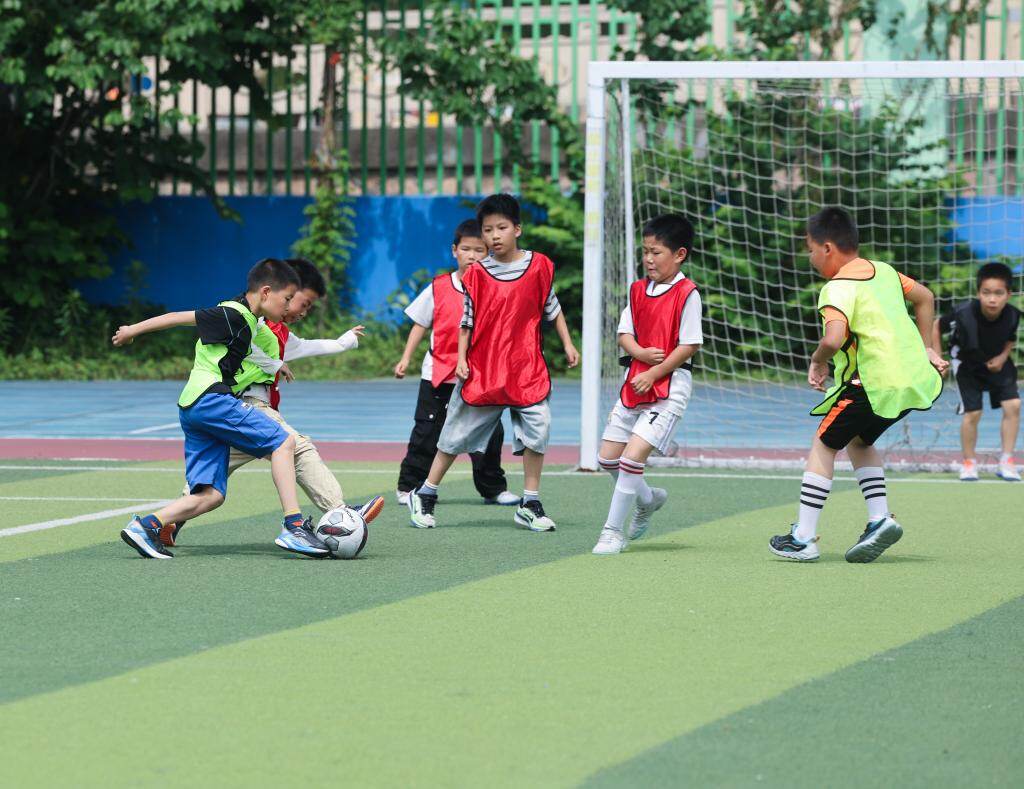 2026年5月28日,浙江省嘉兴市南湖区秀城实验教育集团吉水小学学生在操场上踢足球。新华社记者 徐昱 摄 2026年5月28日,浙江省嘉兴市南湖区秀城实验教育集团吉水小学学生在操场上踢足球。新华社记者 徐昱 摄