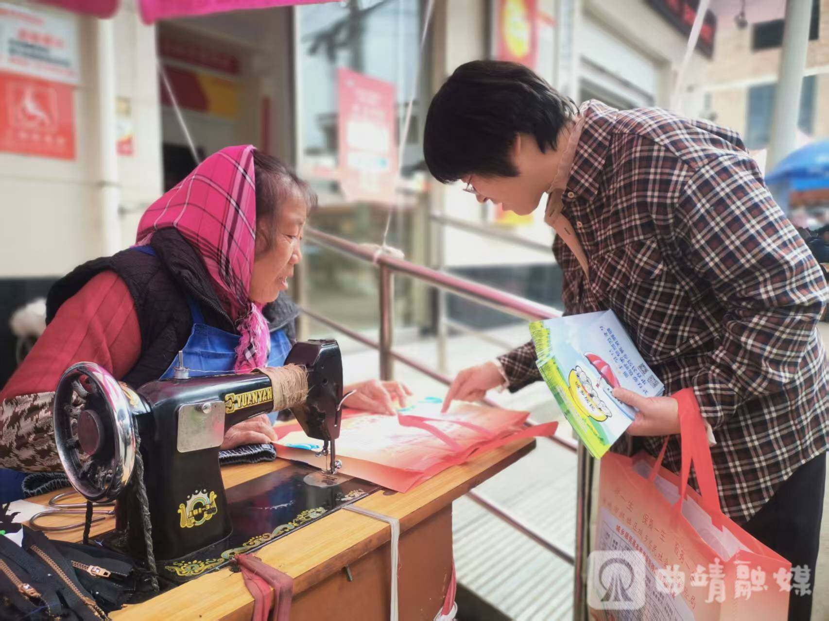 入户宣传养老保险政策。 入户宣传养老保险政策。