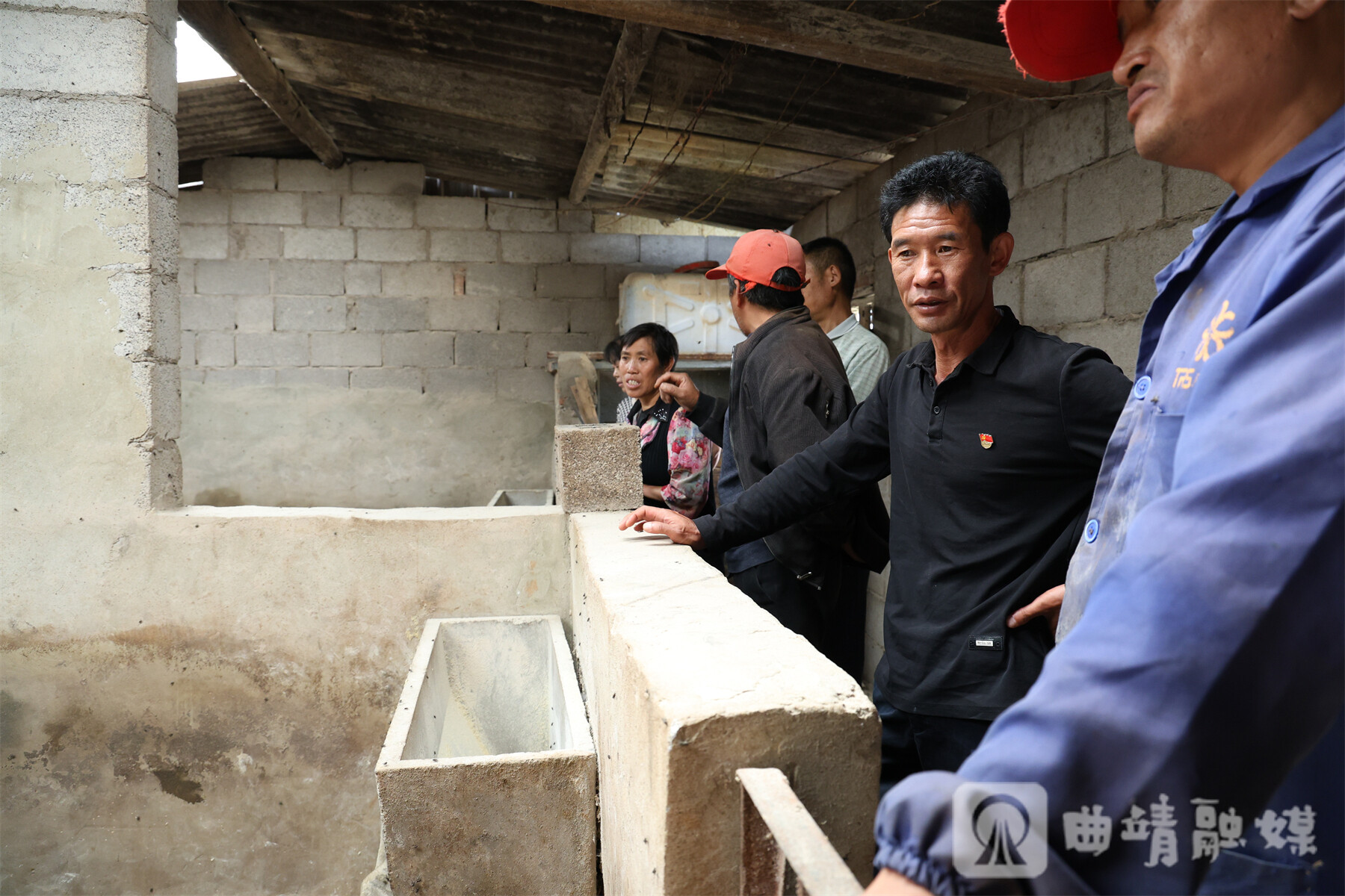 许老六带残障群众学习养猪知识。