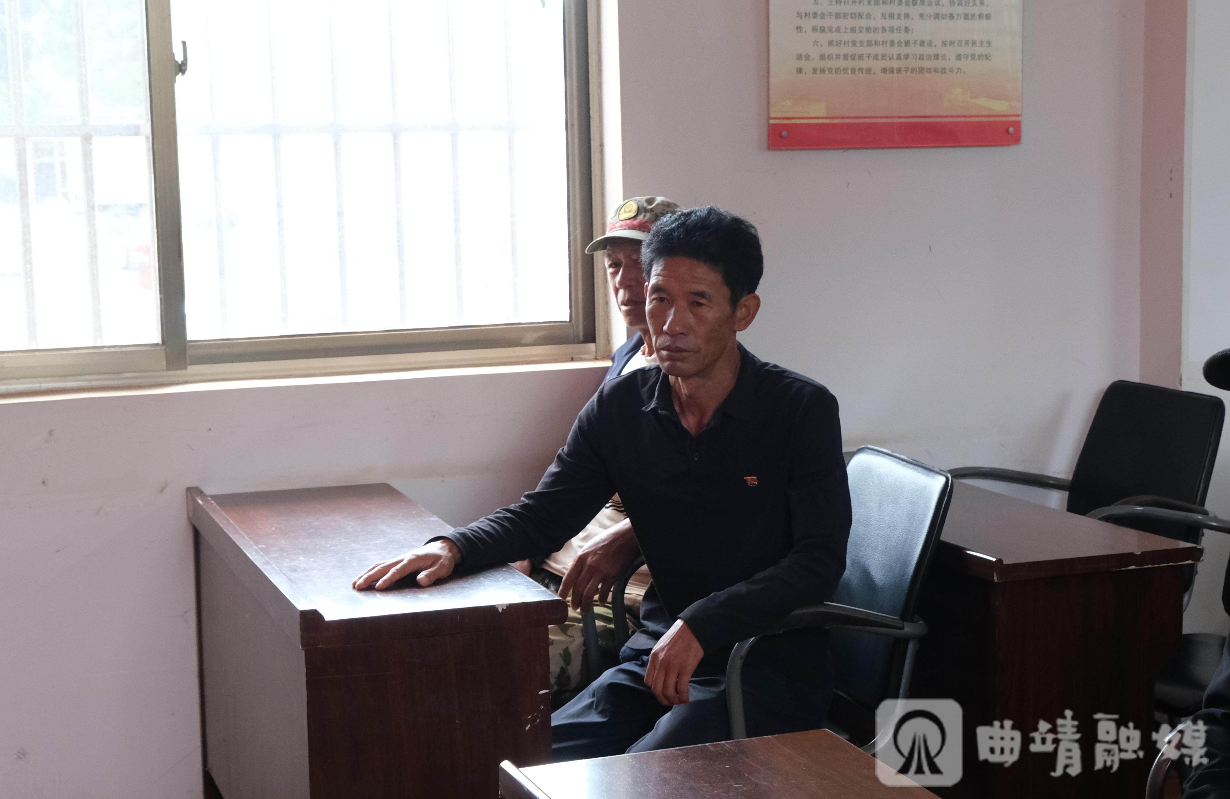 许老六参加培训会，认真学习帮扶困难群众相关知识。
