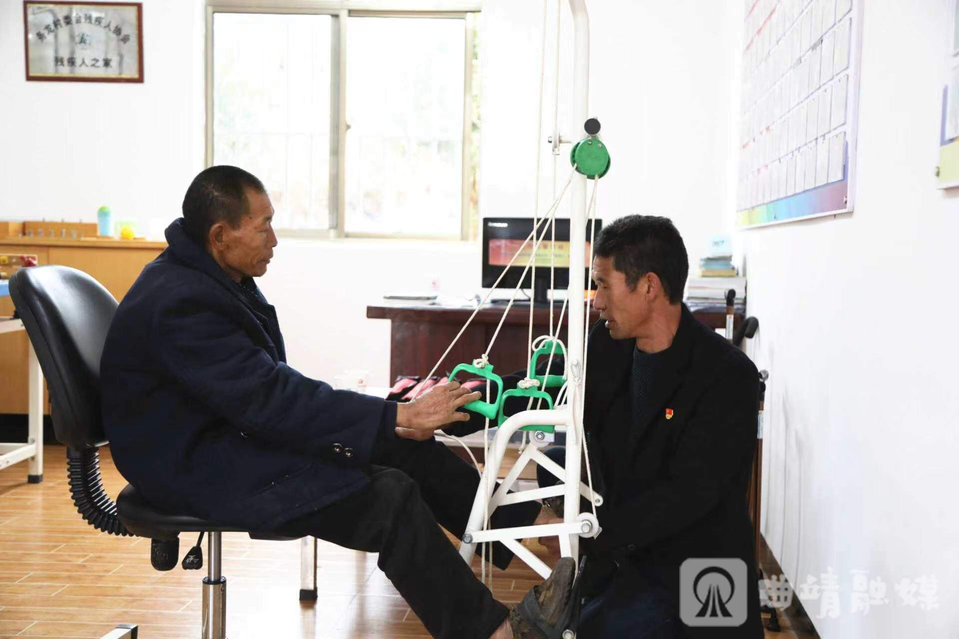 许老六在工作室帮助残疾人进行康复训练。