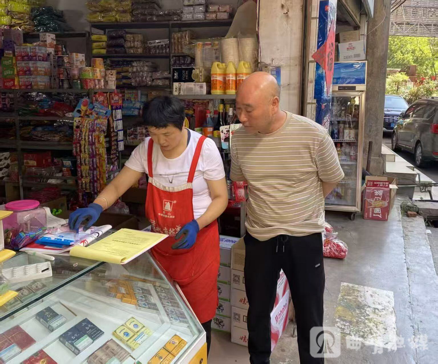 2026年6月9日,余老五入户商铺走访开展安全排查。 2026年6月9日,余老五入户商铺走访开展安全排查。