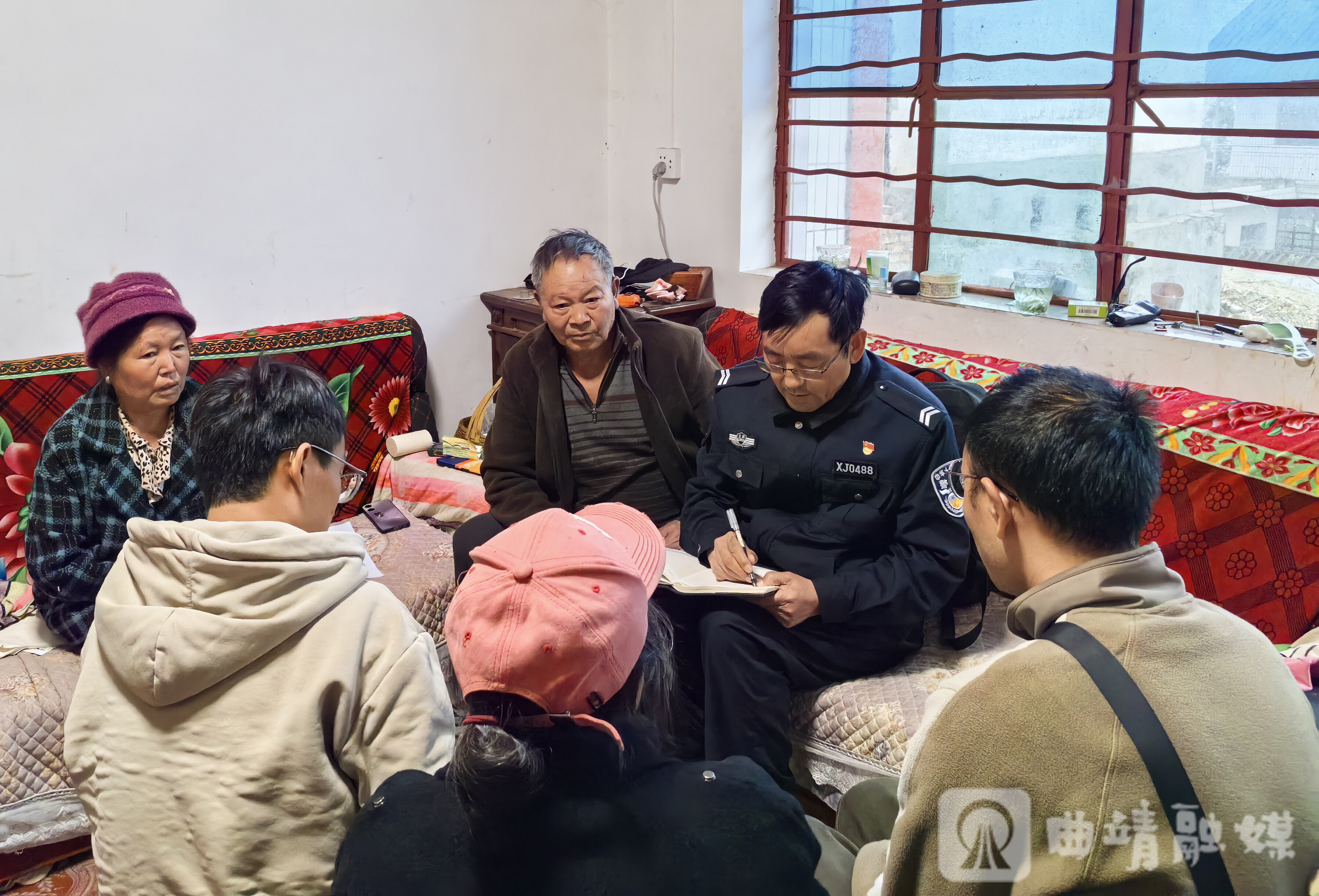 赵兴华到群众家中开展工作。 赵兴华到群众家中开展工作。