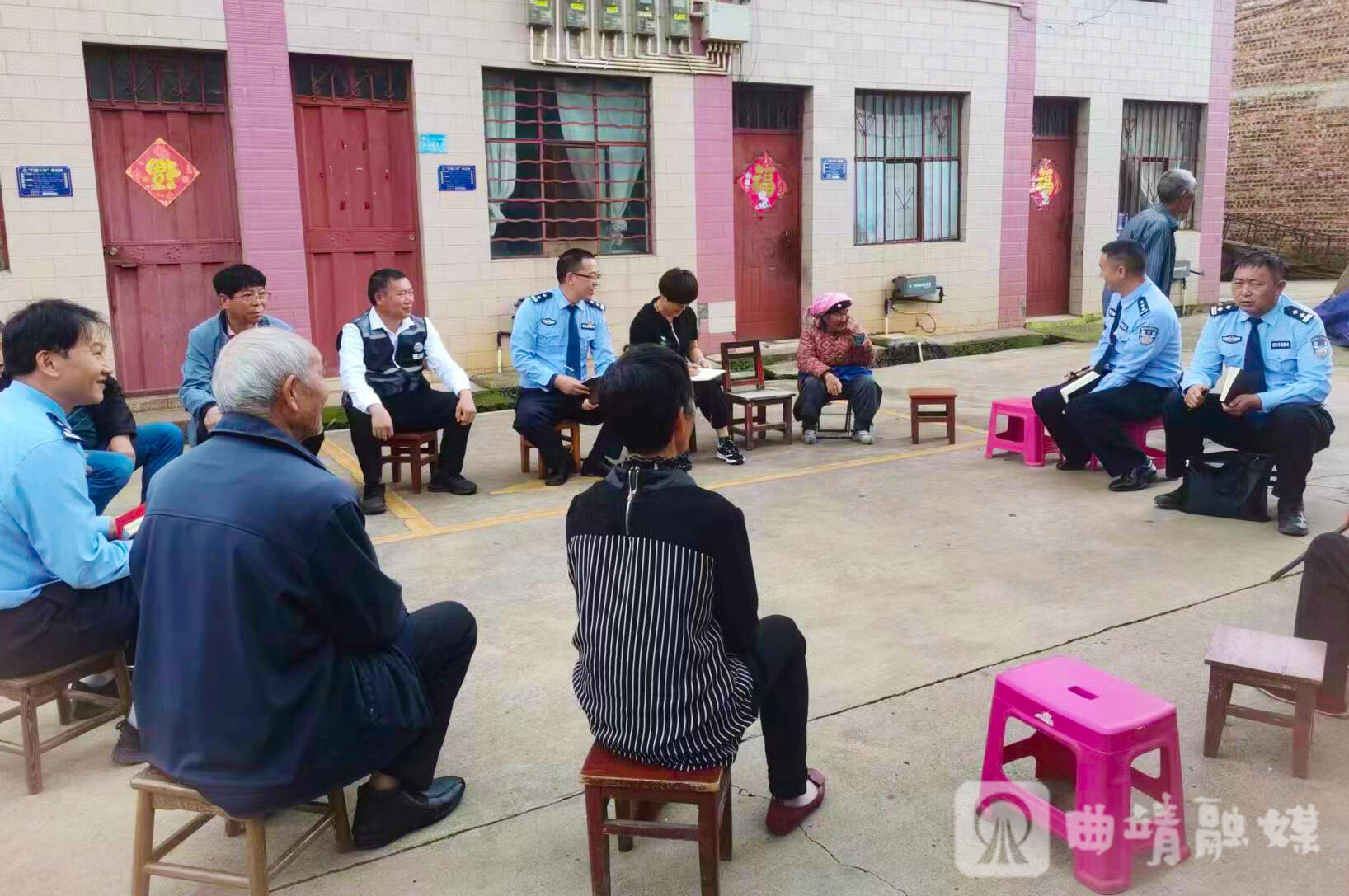 社区组织开展普法教育。 社区组织开展普法教育。