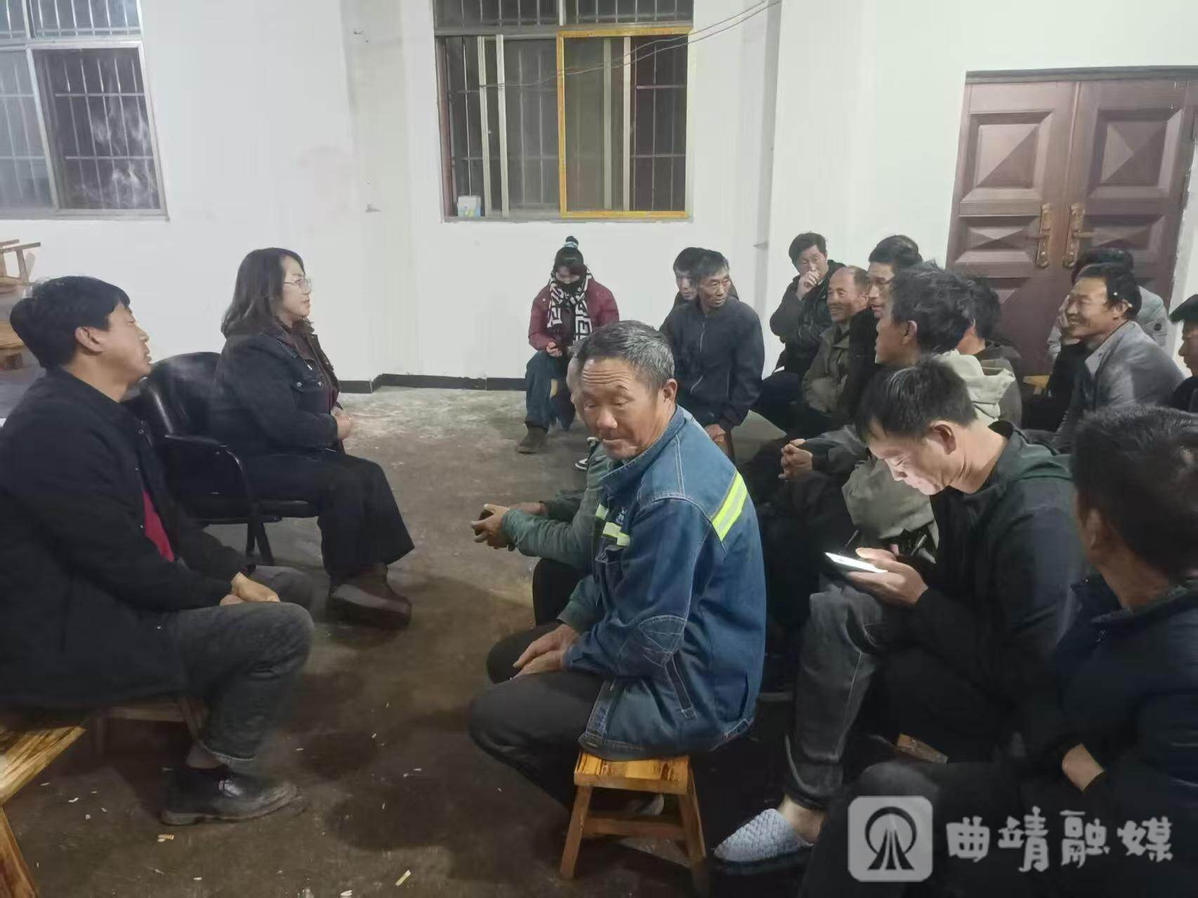 组织召开群众会(魏楠萍 左二)。 组织召开群众会(魏楠萍 左二)。