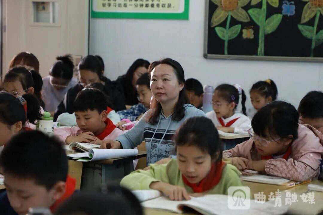 孔令英听教师讲公开课。