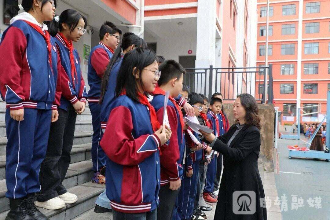 孔令英指导学生排练节目。
