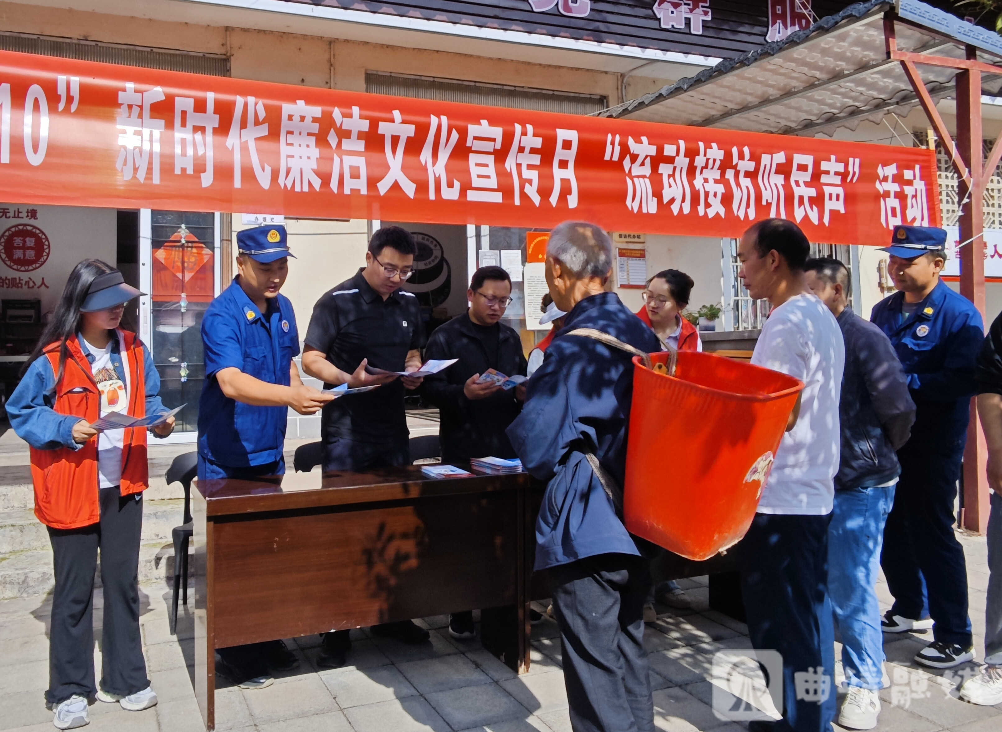 开展流动接访及宣传政策活动。 开展流动接访及宣传政策活动。